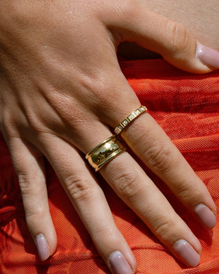 Anillo Fenicia dorado banda ancha liso en modelo waterproof de Pialü