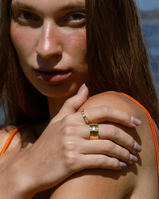 Anillo dorado liso cilíndrico en mano waterproof de Pialü