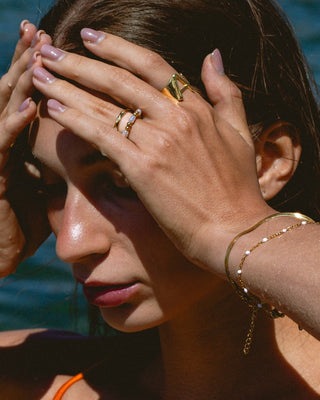 Anillo Etrusca dorado con perlas barrocas en modelo waterproof de Pialü