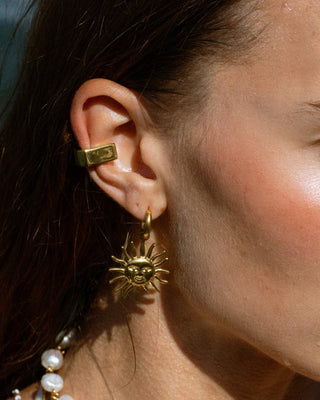 Earcuff plateado Flawsome puesto en oreja, acero inoxidable waterproof de Pialü