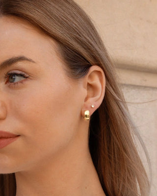 Aretes Huggies dorados cuadrados minimalistas vista lateral waterproof de Pialü