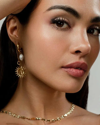 Aretes dorados tipo threader con charm sol cara tallada, Pialü waterproof