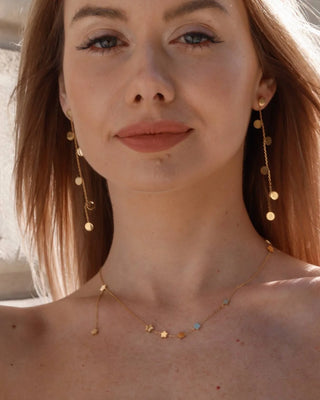 Aretes Liana dorados colgantes con medallones redondos en movimiento, waterproof de Pialü
