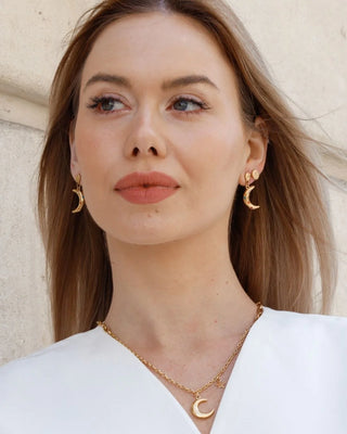 Pendientes Hécate Silver luna creciente plateada con piedras coloridas en oreja, joya de Pialü