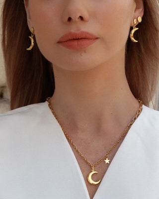 Pendientes Hécate Silver plateados luna con zircones coloridos detalle lateral, joya waterproof de Pialü