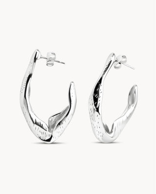 Aretes plateados de aro torcido con textura orgánica tallada, waterproof de Pialü