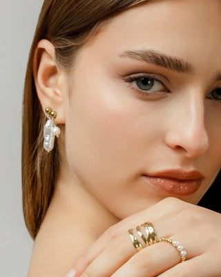 Aretes Joie dorados con perla blanca colgante, acero waterproof de Pialü