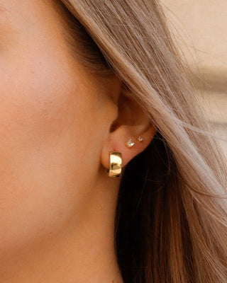Aretes mini huggies plateados detalle cierre interior, joya waterproof de Pialü
