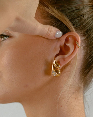 Aretes Larme dorados con piedra de zircón brillante vista de frente, waterproof de Pialü