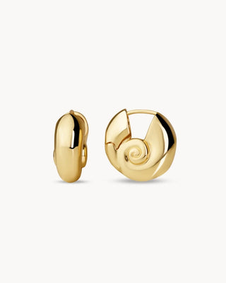 Aretes Pies descalzos dorados con caracola espiral vista de perfil, joya waterproof de Pialü