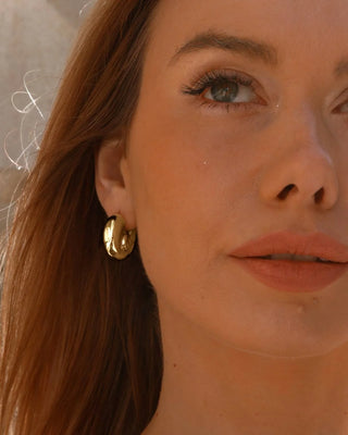 Par de aretes dorados en forma de caracola marina brillante, joya waterproof de Pialü