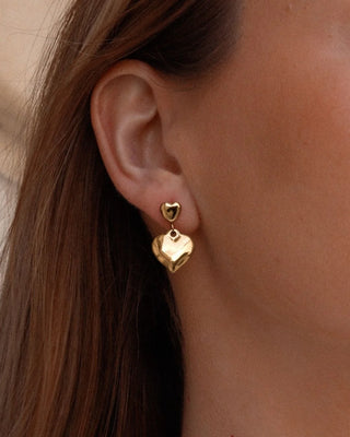 Aretes dorados en forma de corazón lisos, acero inoxidable waterproof de Pialü