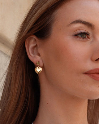 Pendientes So in love dorados corazón, vista de perfil en modelo, joya waterproof de Pialü
