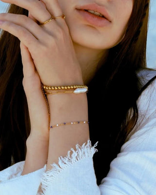 Pulsera Amar gold con bolitas marino y blanco, acero inoxidable waterproof de Pialü