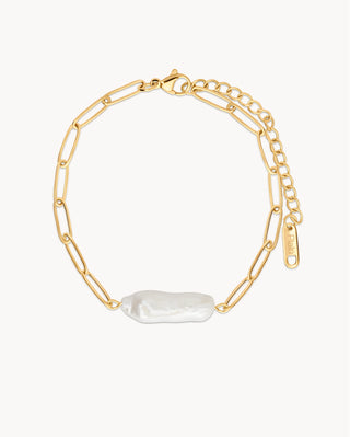 Pulsera dorada con gran perla barroca alargada, joya waterproof de Pialü