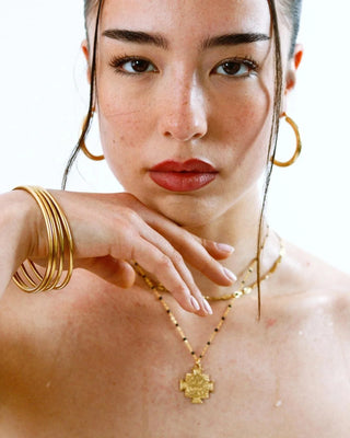 Pulsera aro rígido dorado desde ángulo lateral, waterproof de Pialü