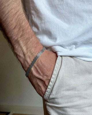 Modelo con pulsera California Silver malla plateada ancha, waterproof de Pialü