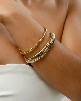 Pulsera dorada rígida Chantal textura estriada ángulo lateral, Pialü