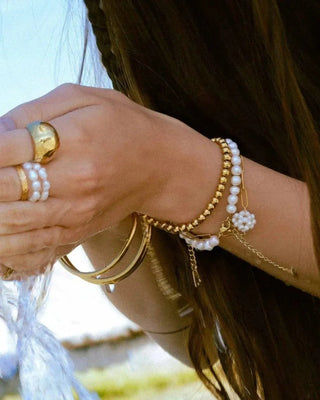Pulsera de bolitas doradas waterproof de Pialü, cierre vista cercana