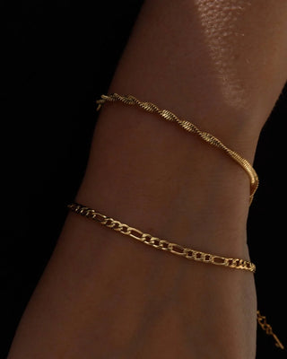 Pulsera Figaro dorada desde ángulo lateral, acero inoxidable waterproof de Pialü