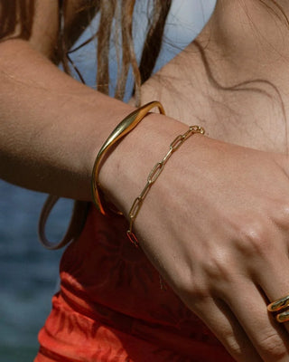 Pulsera eslabones Valentina dorada desde ángulo lateral, waterproof de Pialü