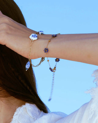 Pulsera Flower gold y azul con charms florales, acero inoxidable waterproof de Pialü