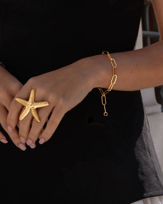 Pulsera Chunky Valentina dorada con eslabones ovales vista de cerca, Pialü