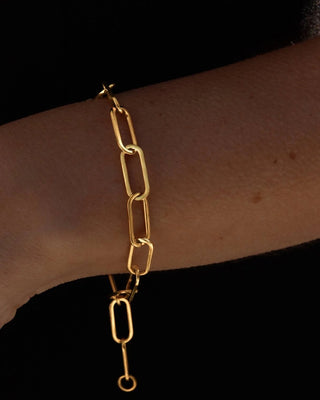 Pulsera cadena paperclip dorada sobre fondo claro, acero inoxidable Pialü waterproof