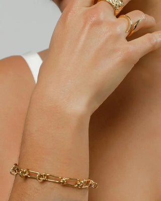 Pulsera dorada Rubi eslabones geométricos vista lateral, Pialü