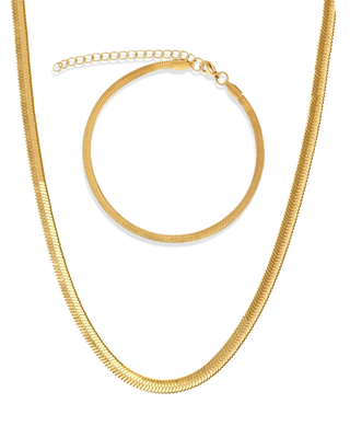 Detalle collar y pulsera herringbone dorado Set Elegancia sobre fondo neutro, waterproof de Pialü