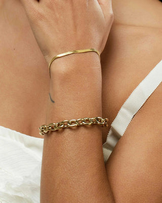 Set Elegancia pulsera herringbone y pulsera de cadena ovalada dorada en muñeca, waterproof de Pialü