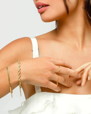 Pulseras Elegant doradas en muñeca: cadena plana y trenzada, joya waterproof de Pialü