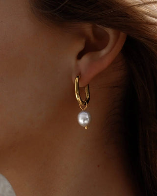 Argollas doradas ovaladas con colgante de perla barroca blanca waterproof de Pialü