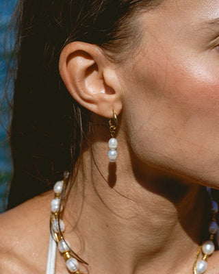 Argollas doradas con colgante de perlas blancas apiladas waterproof de Pialü