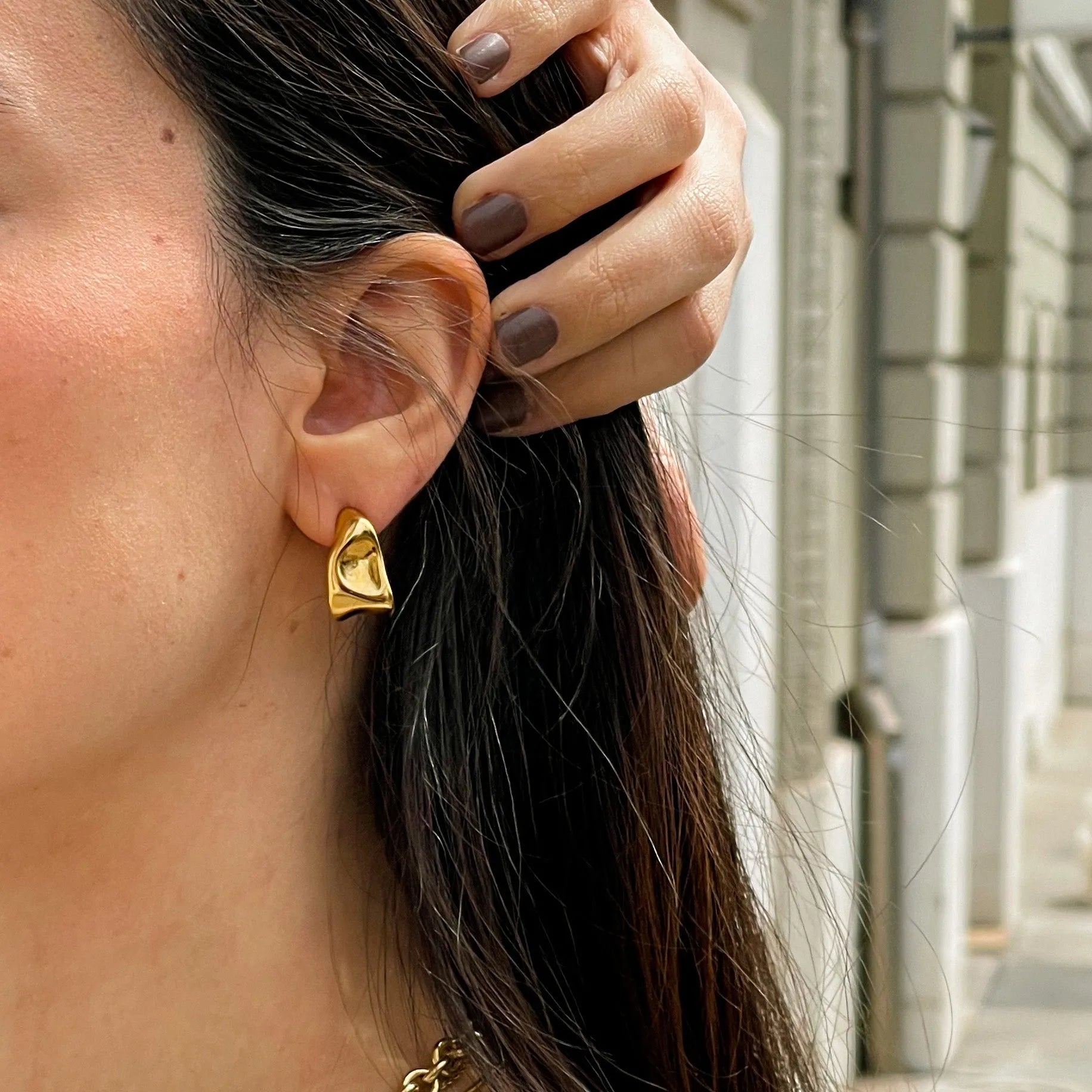 Brilla con estilo: Descubre los mejores tipos de aretes dorados en acero - pialu