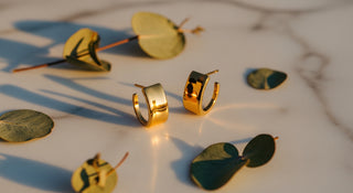 Ear cuffs dorados de acero inoxidable - tendencia joyería 2026 Perú