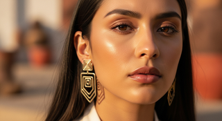 Mujer peruana con joyas modernas de inspiracion precolombina en acero inoxidable banado en oro PVD