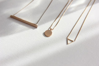 Collares largos: cómo usar uno solo y que se vea intencional