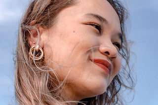 Cómo usar aretes de aro grandes: guía honesta para Lima