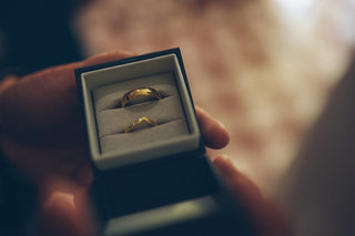 Joyas para regalar aniversario pareja: guía según etapa de relación