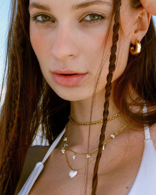 Modelo con collar Turin dorado y perla corazón, joya waterproof de Pialü