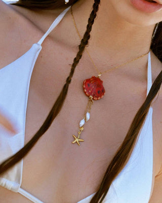 Detalle collar Sedna: concha cerámica roja con perlas naturales en cadena dorada, Pialü