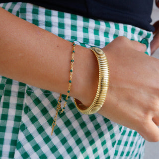 Pulsera Emeraud verde y dorada puesta en muñeca, joya waterproof de Pialü