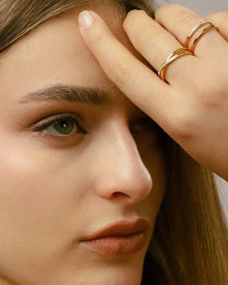 Anillo Alba dorado visto de perfil con detalle de circonitas, acero inoxidable waterproof de Pialü