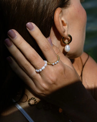 Anillo dorado con perlas y bolitas Baikal, perfil en dedo, waterproof Pialü