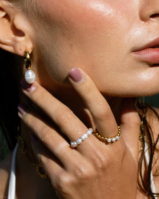 Anillo dorado de bolitas y perlas Baikal en dedo, waterproof de Pialü