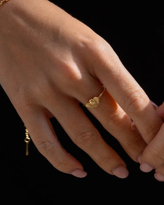 Anillo bee dorado sobre fondo claro, joya waterproof de Pialü