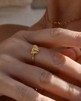 Anillo fino dorado con abeja en relieve dorado, resistente al agua de Pialü