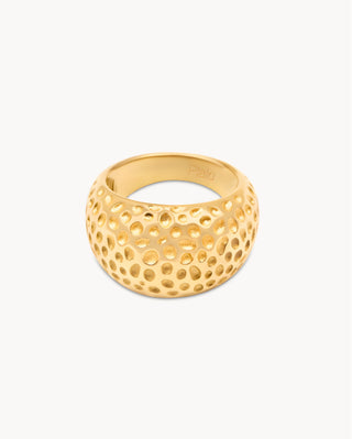 Anillo ancho dorado con textura de círculos calados orgánicos, waterproof de Pialü