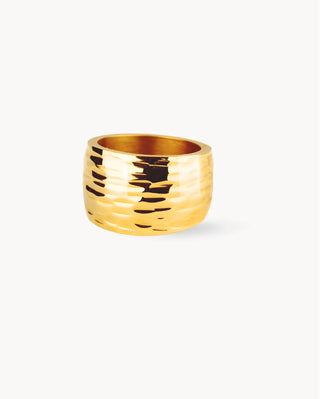 Anillo grueso dorado con textura ondulada tipo realeza, waterproof de Pialü